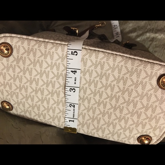 Michael Kors medium purse 👜 - Picture 5 of 8